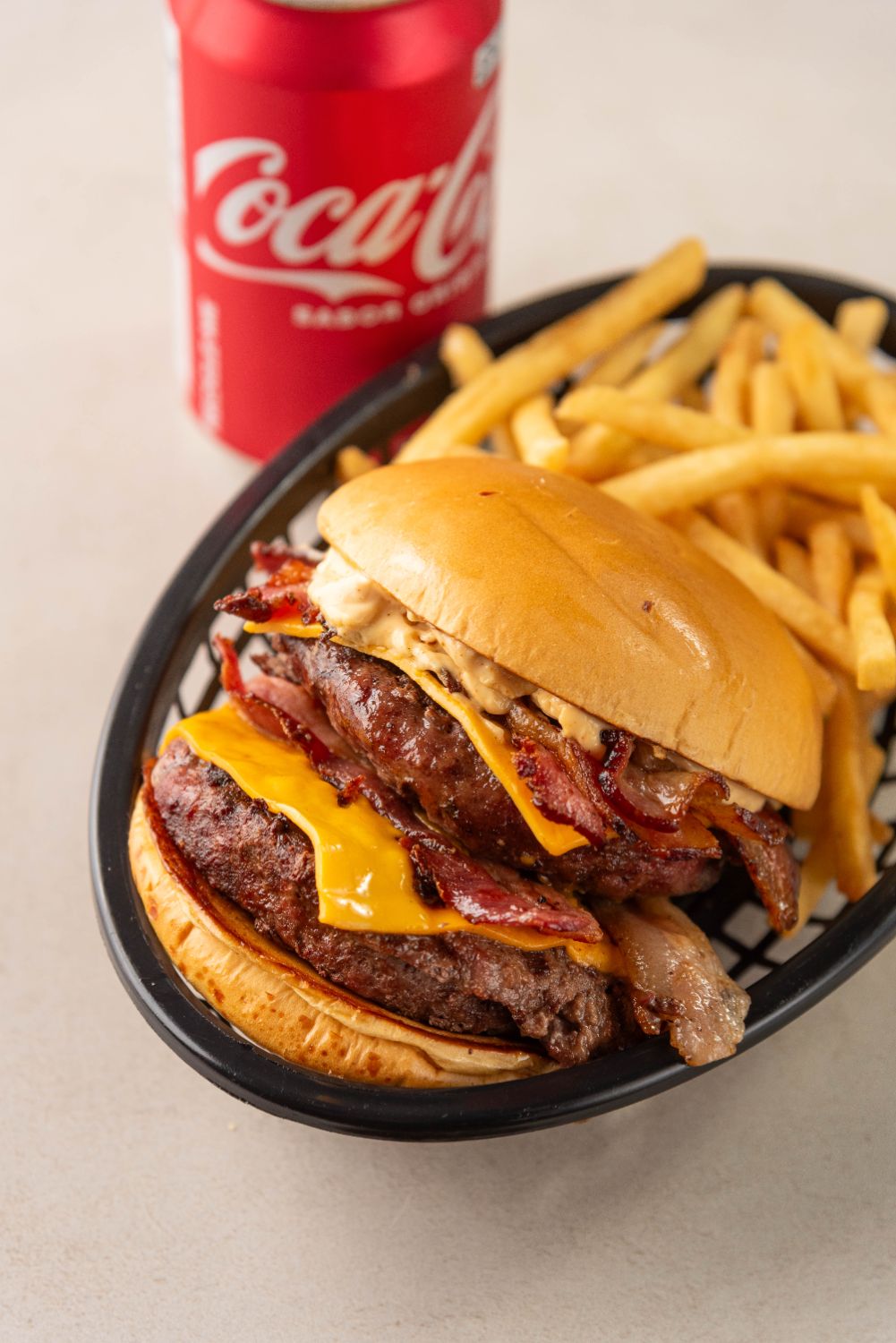 Combo de hambúrguer, fritas e refrigerante