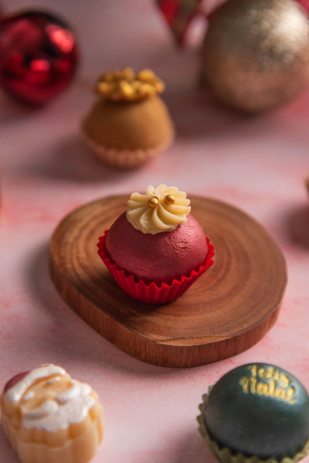 Cupcake decorado em base de madeira
