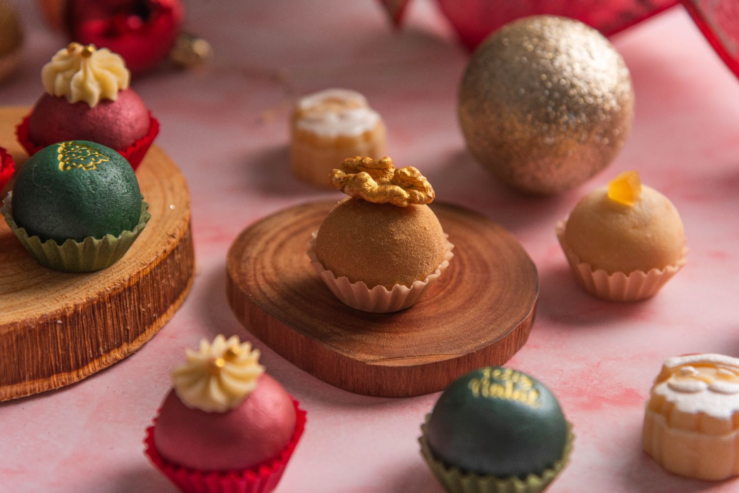 Mesa de doces natalinos fotografada em produção