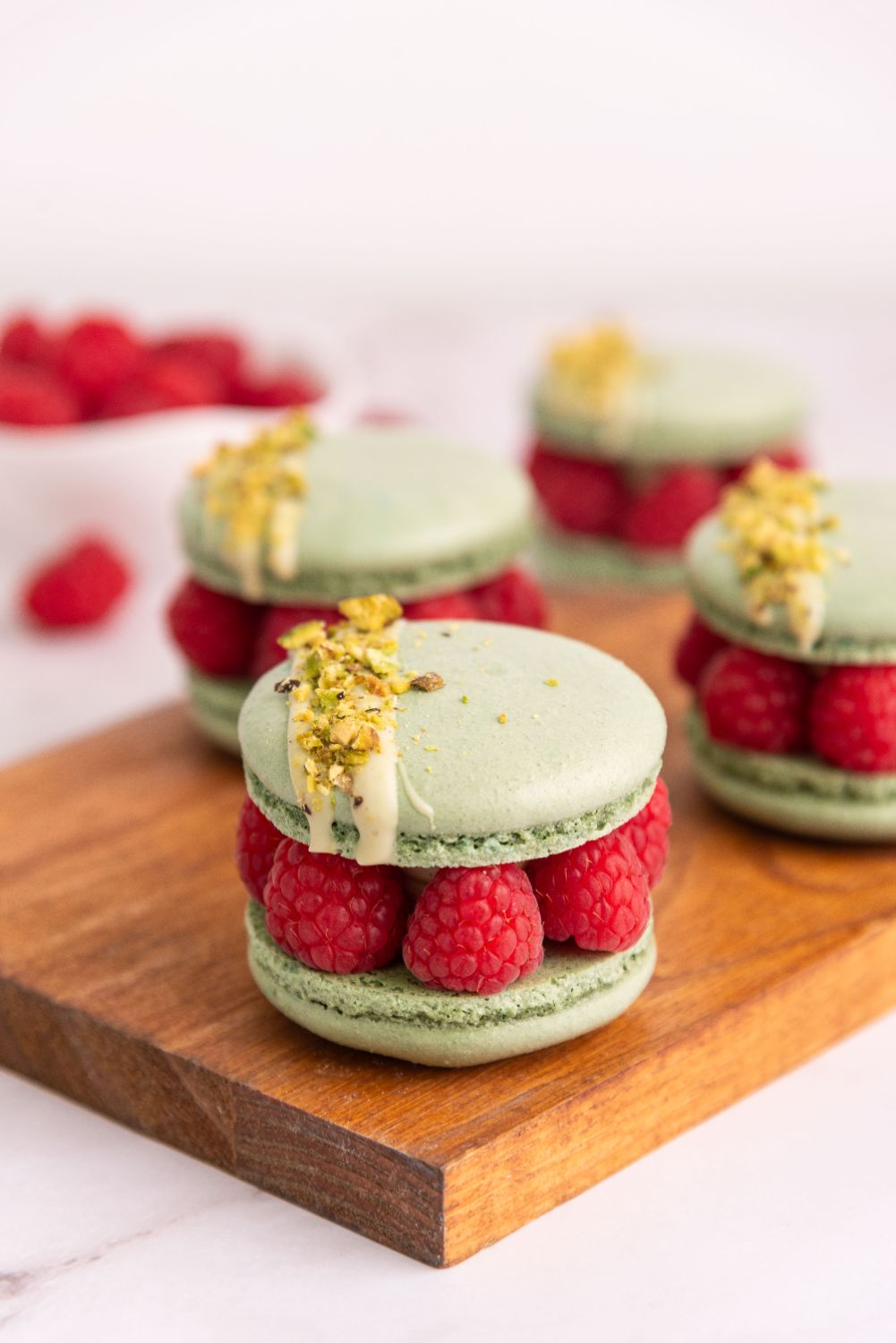 Macarons de pistache com framboesas