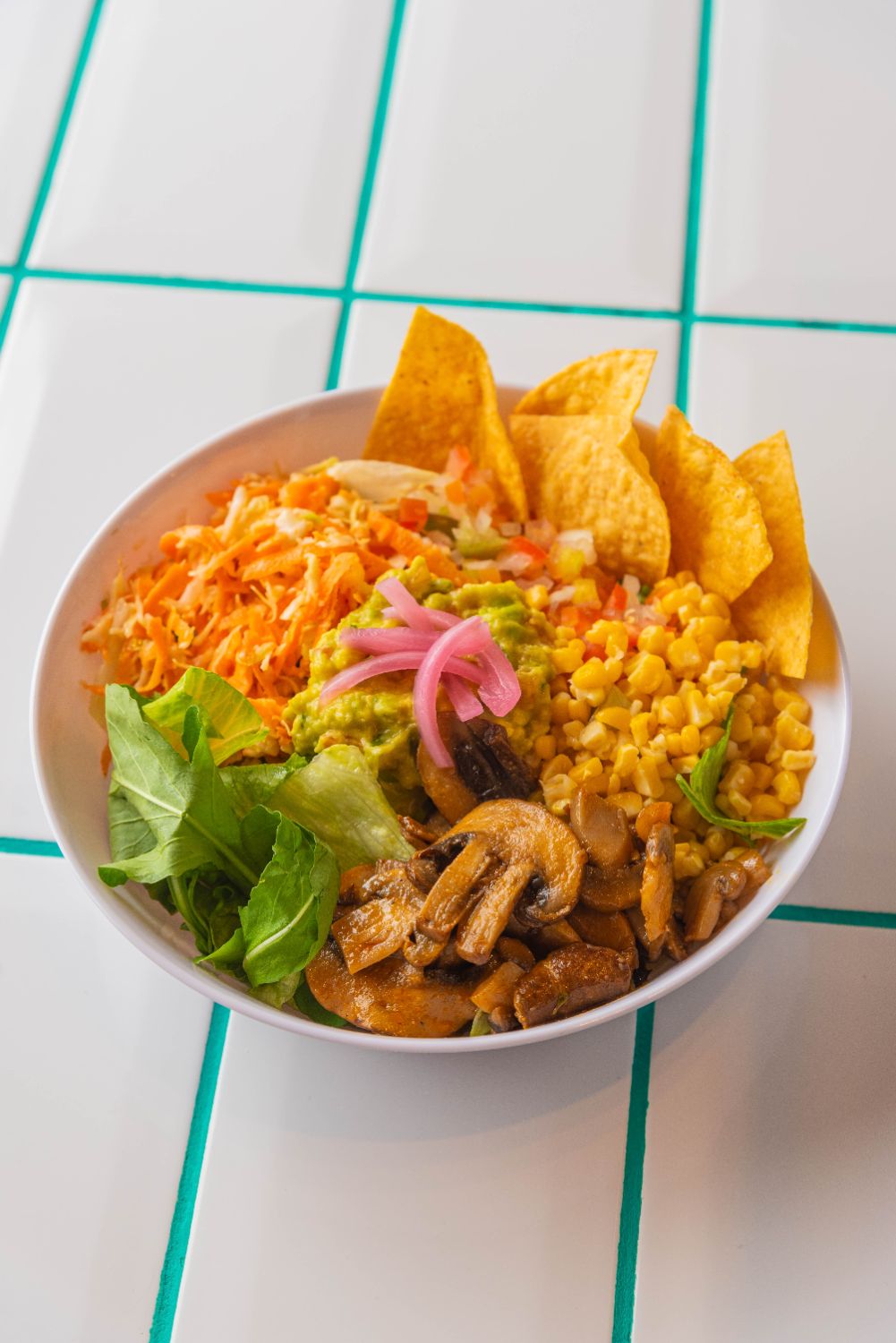 Bowl mexicano com carne, milho e nachos
